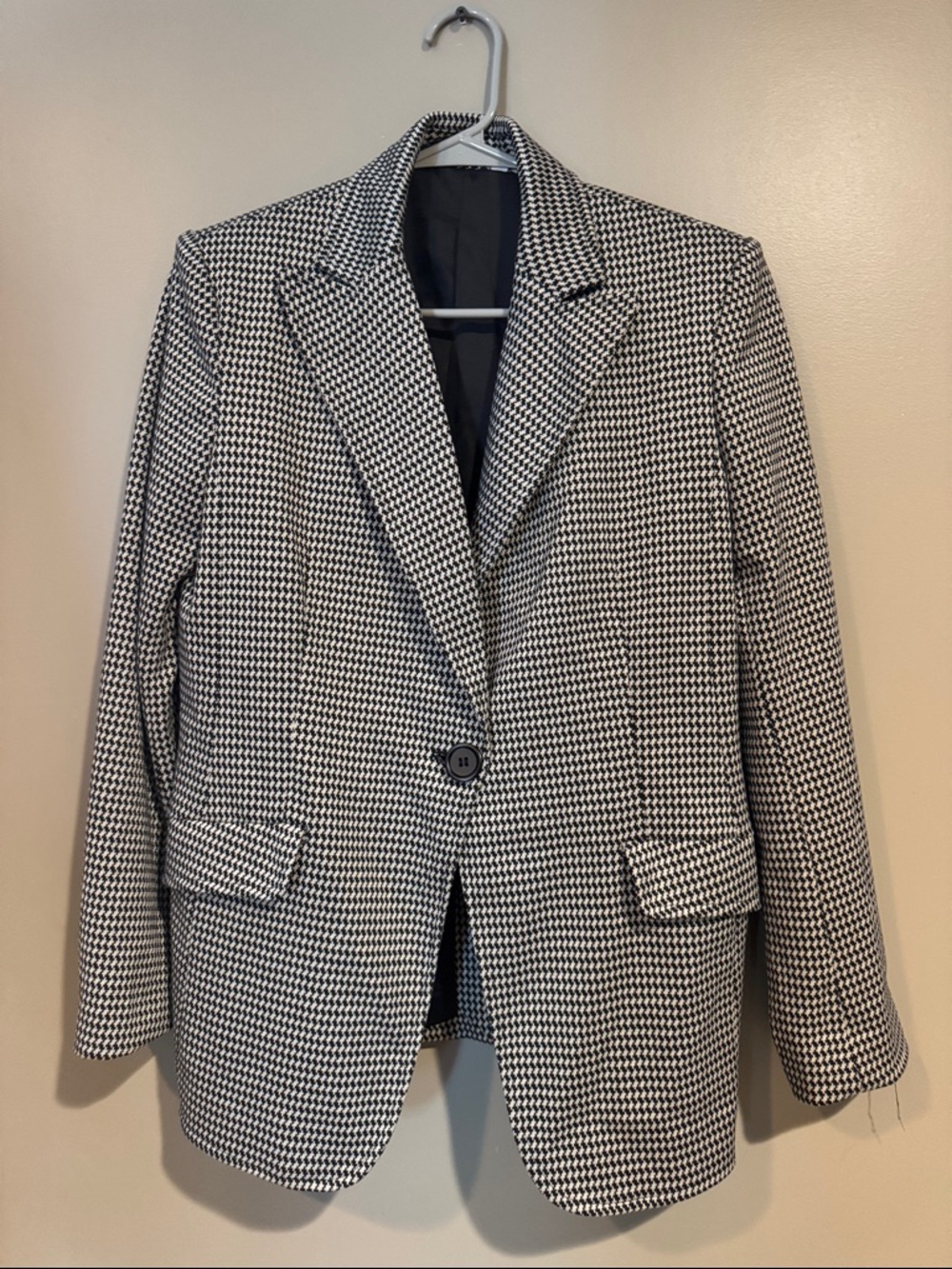 Max Studio Black and White Houndstooth Blazer
